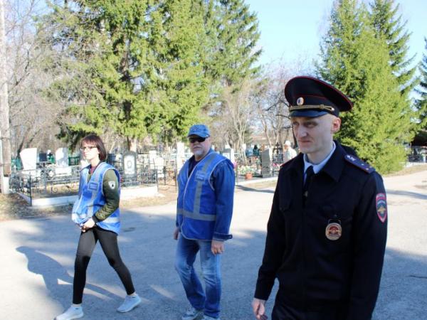 Сотрудники полиции обеспечили охрану порядка в Радоницу - Южноуралец - Газета