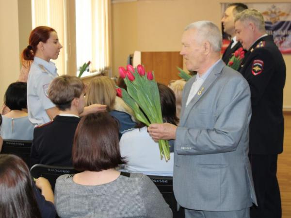 Чебаркульские полицейские присоединились к акции «8 марта в каждый дом» - Южноуралец - Газета