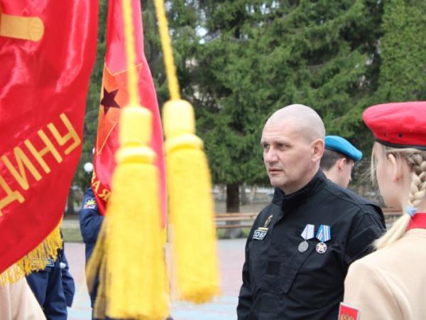 В Чебаркуль переданы знамена трех воинских соединений, формировавшихся в городе в годы войны - Южноуралец - Газета