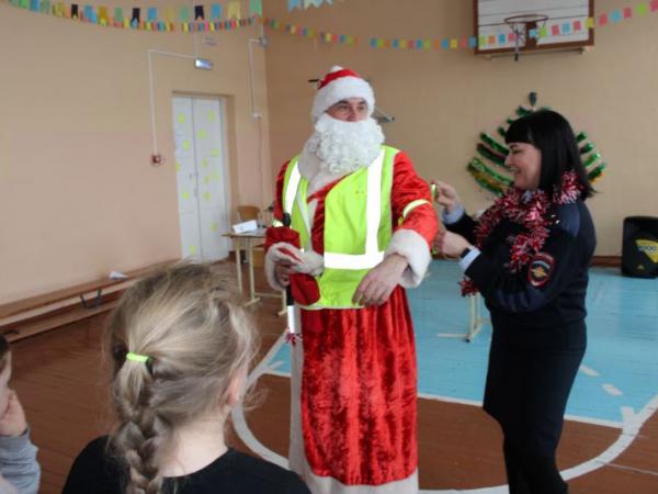Полицейский Дед Мороз устроил праздник для детей в Чебаркуле - Южноуралец - Газета