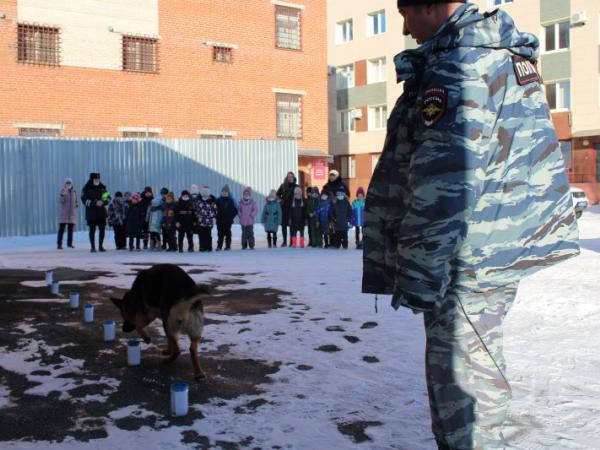 Чебаркульские полицейские организовали экскурсию для первоклассников - Южноуралец - Газета