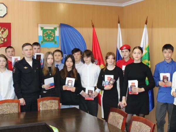 В Чебаркуле ко Дню космонавтики подросткам вручили паспорта - Южноуралец - Газета