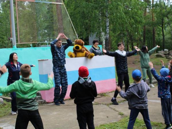 Утренняя зарядка с полицейскими в детском лагере - Южноуралец - Газета