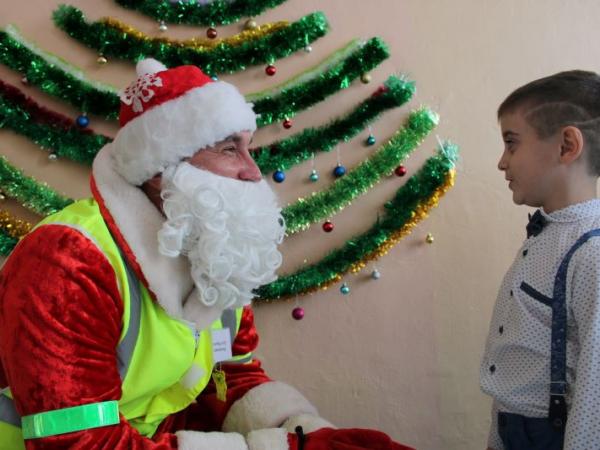 Полицейский Дед Мороз устроил праздник для детей в Чебаркуле - Южноуралец - Газета