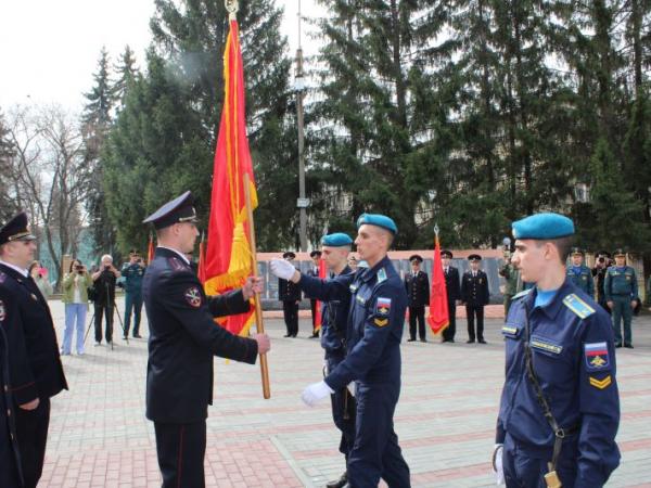 В Чебаркуль переданы знамена трех воинских соединений, формировавшихся в городе в годы войны - Южноуралец - Газета