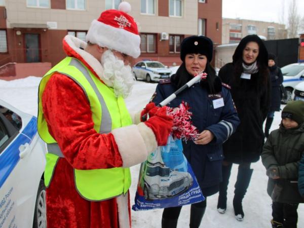 Полицейский Дед Мороз встретился с первоклассниками  - Южноуралец - Газета