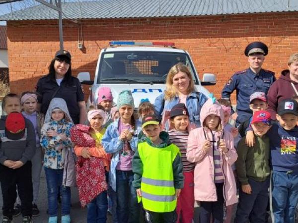Чебаркульские полицейские продолжают рассказывать о своей работе детям - Южноуралец - Газета