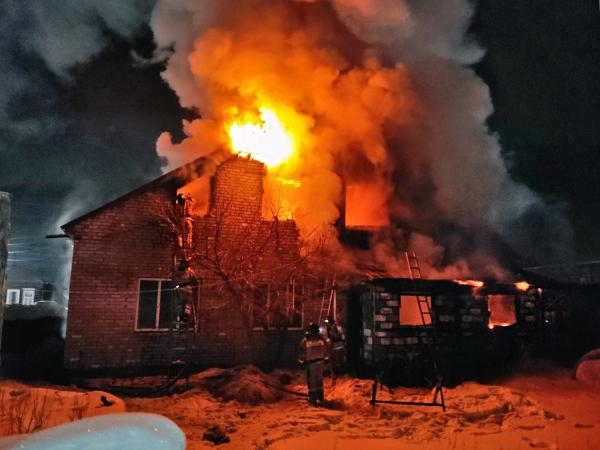 Уйские огнеборцы спасли двоих мужчин в ночном пожаре - Южноуралец - Газета