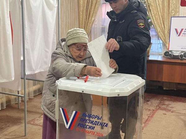 Чебаркульские полицейские помогли 93-летней бабушке добраться до избирательного участка - Южноуралец - Газета