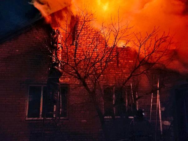 Уйские огнеборцы спасли двоих мужчин в ночном пожаре - Южноуралец - Газета