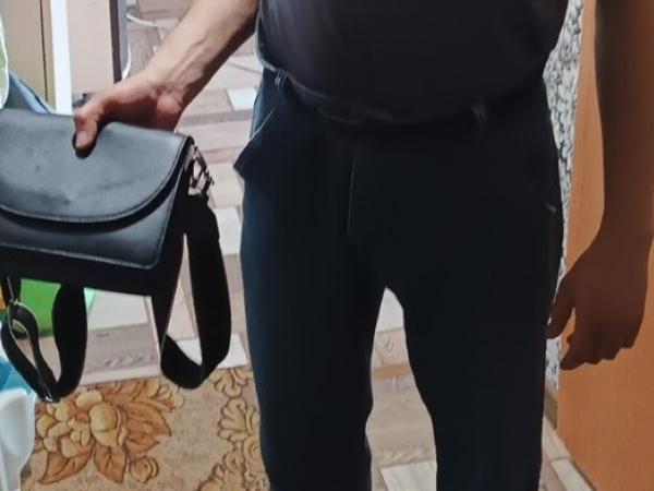 В Чебаркуле полицейские по «горячим» следам задержали подозреваемого в краже сумки, принадлежащей юной жительнице Чебаркуля - Южноуралец - Газета