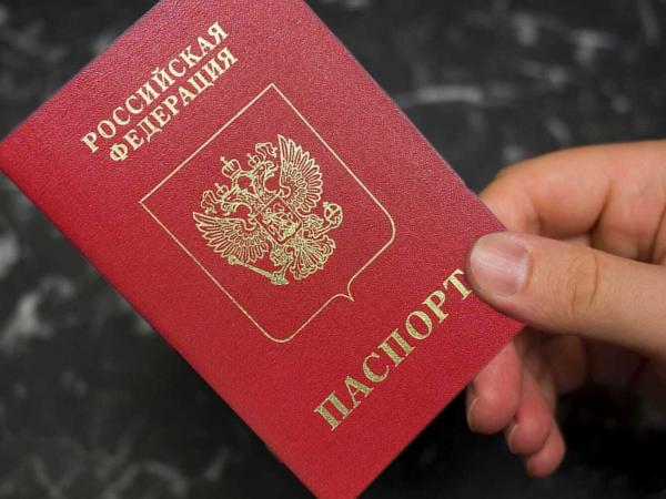 Сотрудники отдела по вопросам миграции вручили паспорт на дому - Южноуралец - Газета