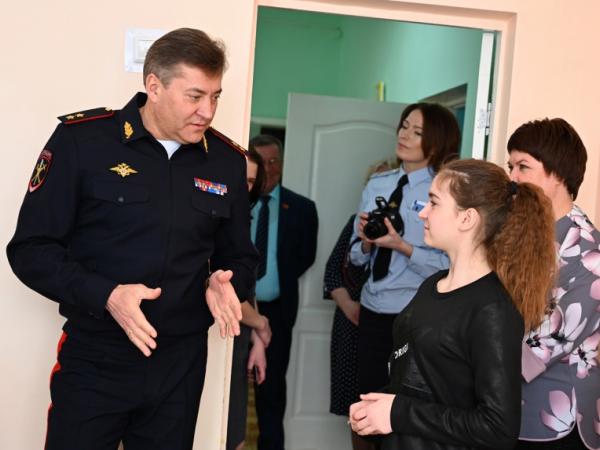 Начальник областного главка МВД посетил центр помощи детям в Травниках - Южноуралец - Газета