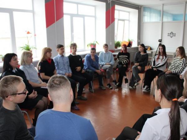 В Чебаркуле полицейские встретились со школьниками и рассказали о принципах своей работы - Южноуралец - Газета