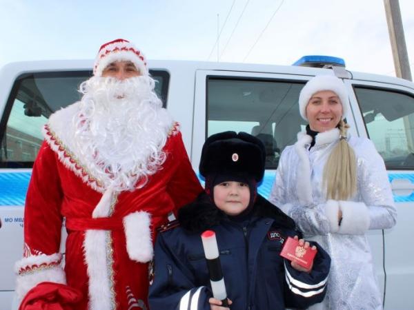 Полицейский Дед Мороз исполнил мечту чебаркульского школьника - Южноуралец - Газета