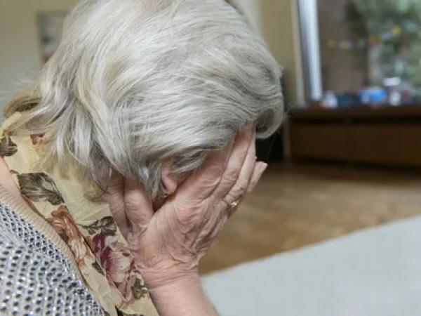 75-летняя бабушка отдала мошенникам две тысячи долларов - Южноуралец - Газета