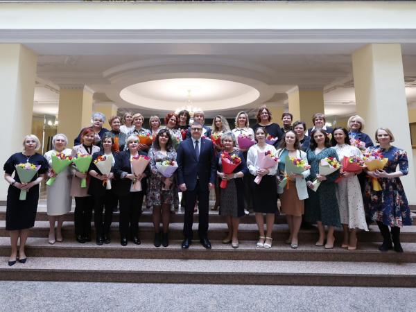  Алексей Текслер встретился с женщинами-педагогами - Южноуралец - Газета