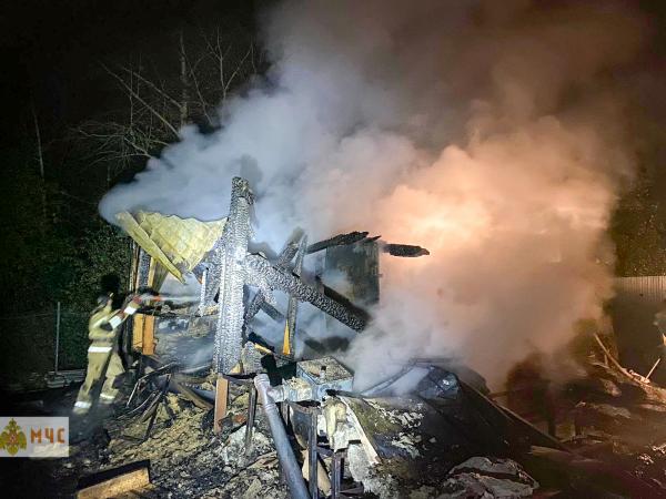 Пожарные тушили деревянный дом в Чебаркуле - Южноуралец - Газета